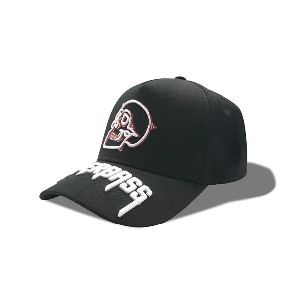 3D-Stickerei auf der Krempe der Baseballkappe